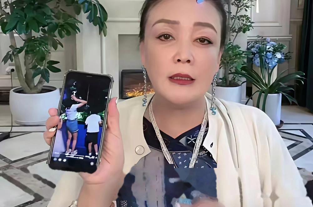 张兰直播时接到孙女小玥儿的电话，原本还笑呵呵的她，听到最后一句话，眼眶一下就红了