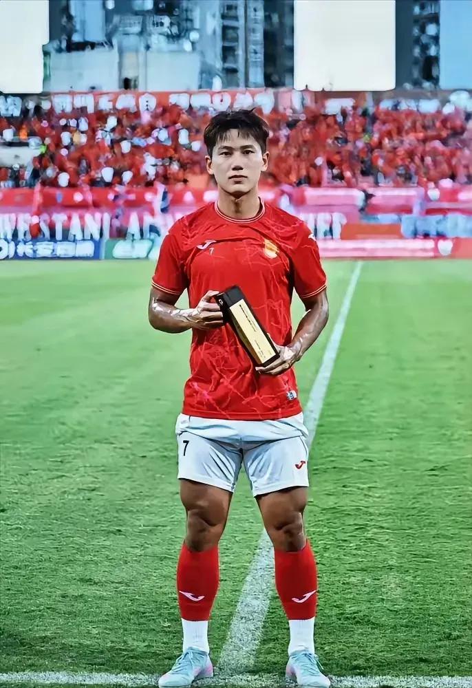 向余望明年有希望打中超了，辽宁铁人已经提前2轮夺冠并升超，剩下一个名额将由重庆铜