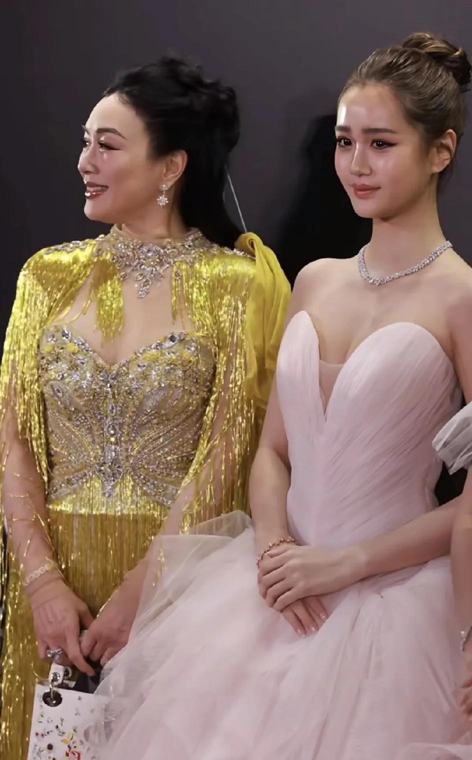 钟丽缇还是幸运的，有过两段婚姻后，还能遇到真爱张伦硕。张伦硕这次携56岁钟丽缇