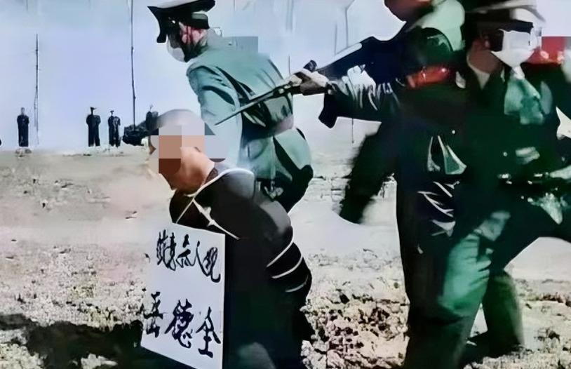 真实的死刑犯在被执行枪决之前大部分人都浑然不知，直到下车后才全身软绵绵的面无血色