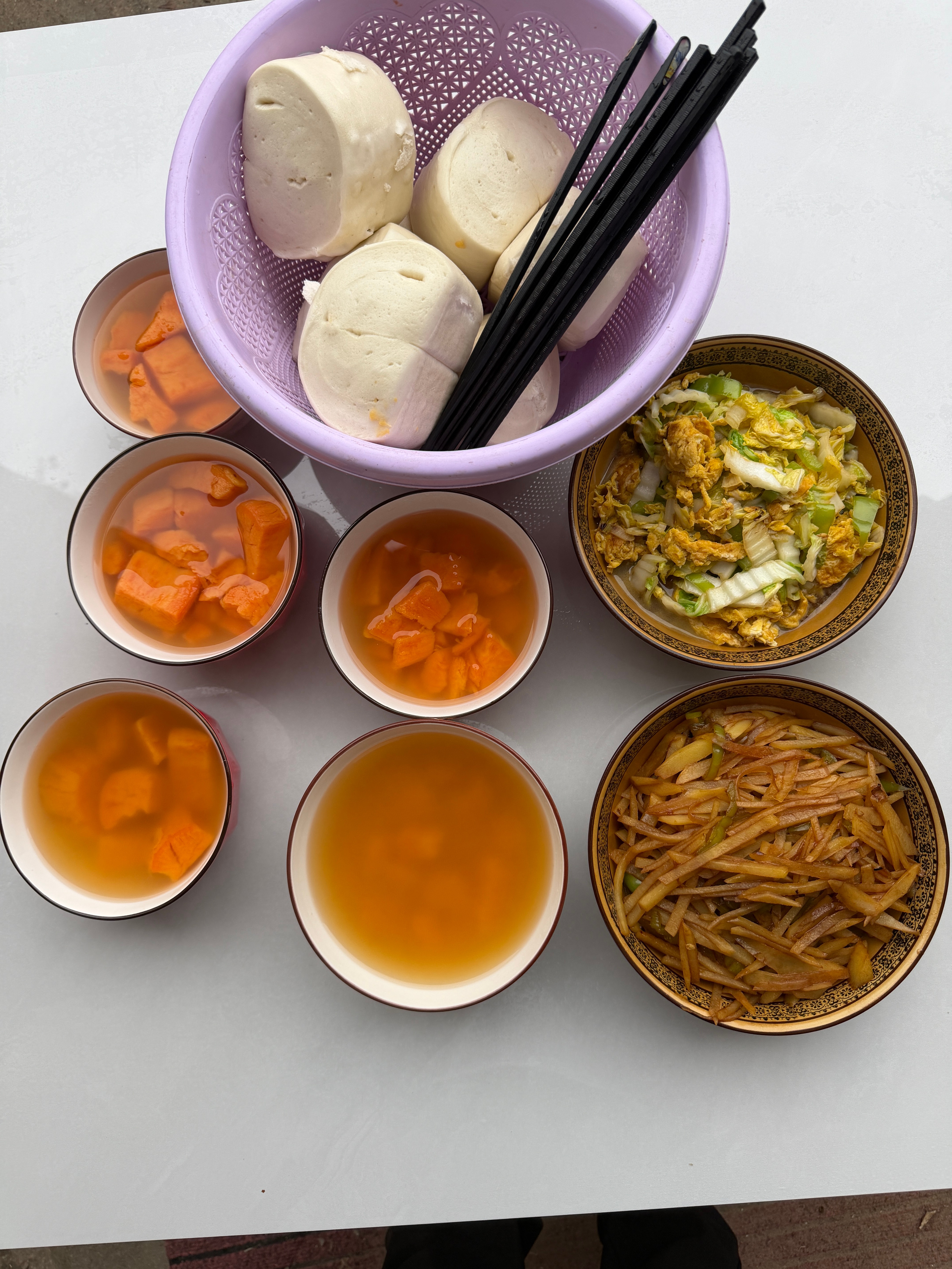 早餐很少吃河南胡辣汤水煎包，工序太复杂，很多人不会做，自己家吃早餐，就是炒菜加馒