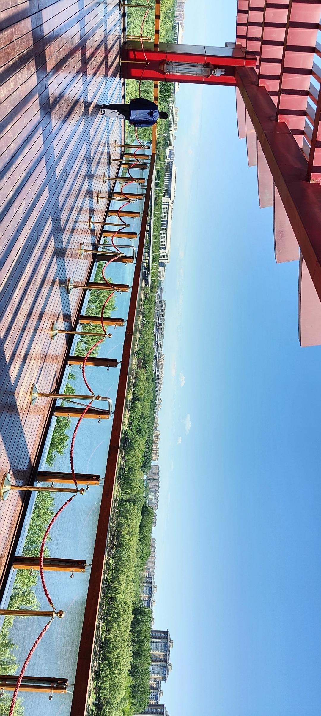 俯瞰城市美景，感受现代建筑的魅力！