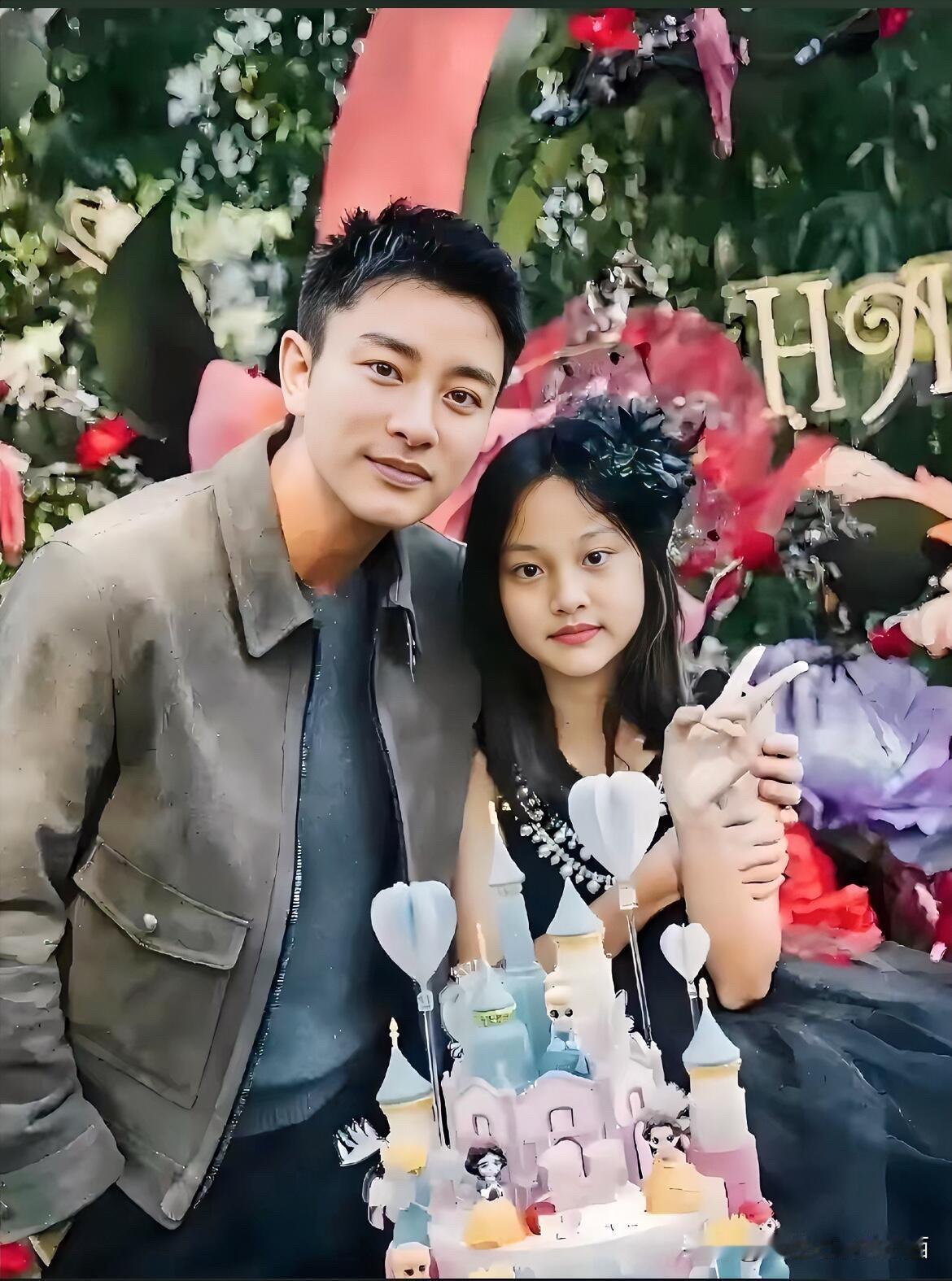 从小就很可爱，看着长大，依旧喜欢，甜馨越来越漂亮了，长的跟爸爸就像是一个模子刻出