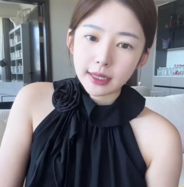 单亲妈妈真的不容易，哪怕亲爸是王思聪也不例外。黄一鸣说，闪闪被爸妈接回老家了，