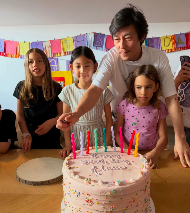 陈冠希在美国家中为女儿庆祝生日，邀请了一帮亲友到场他当天的打扮太一言难尽了，整