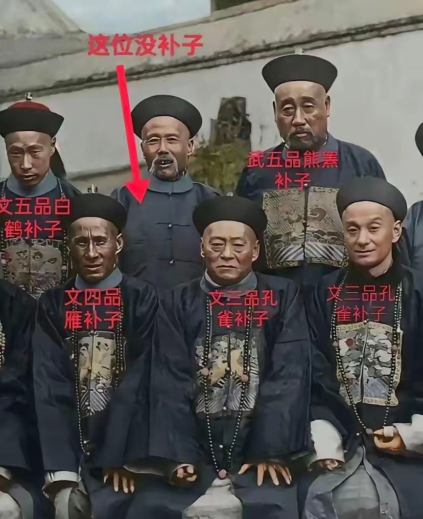 清末官员宴会后的珍贵合影，一眼就能看出等级高低。规矩很直观：官位越高，神情越严肃
