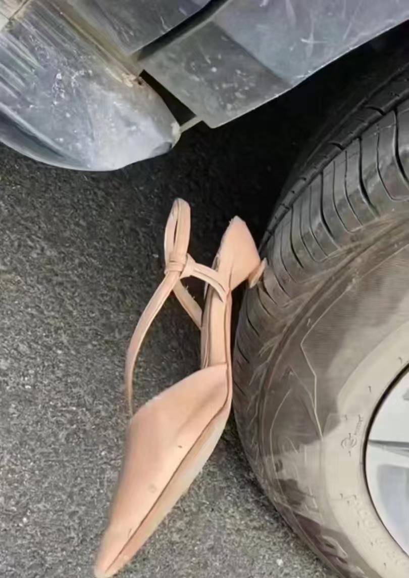 也不知道是那位女士的高跟鞋，这可是真的扎进去了