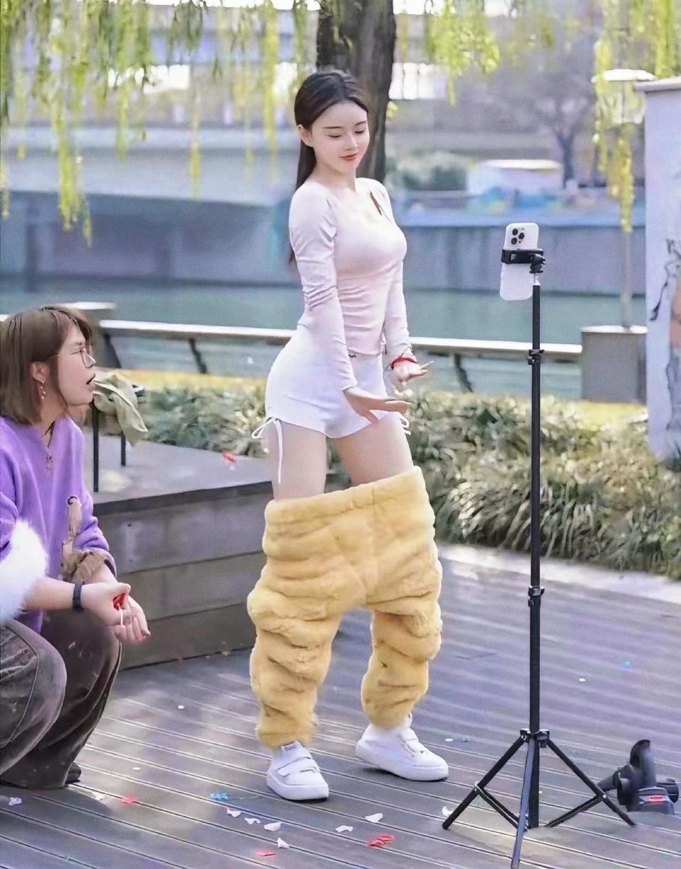只看视频，觉得网红生活光鲜亮丽。看完这张图才懂，为了一个好看的镜头，裤子要