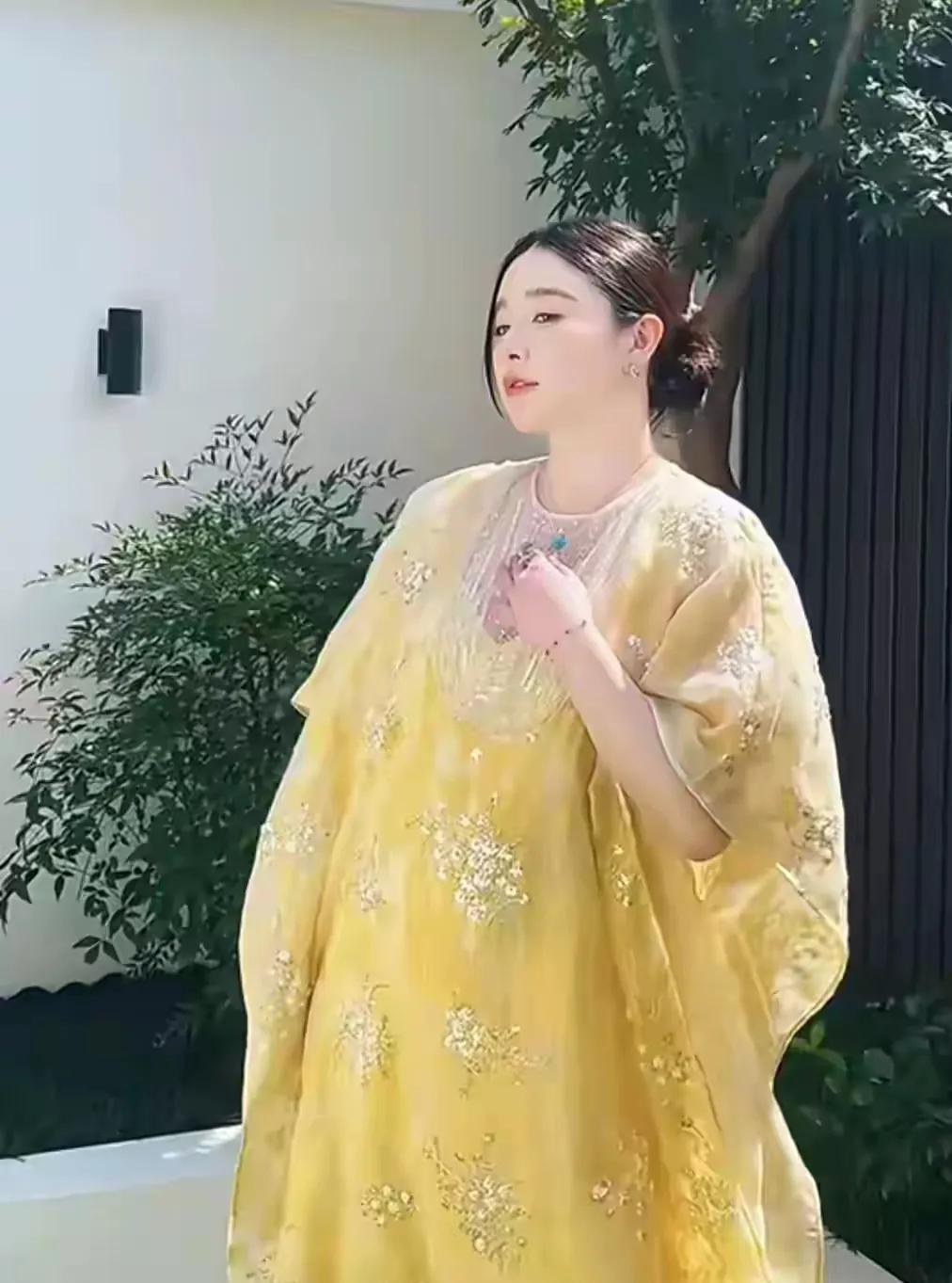 阚清子的面相真的变了！你看她一身发财黄套在身上，挺着孕肚，即便胖到原来的两个粗，