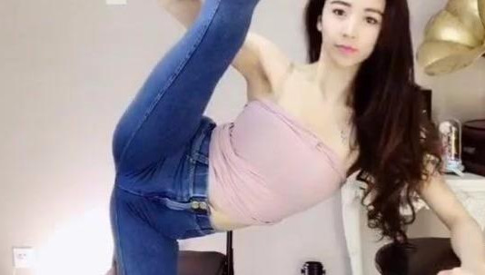 美女穿的裤子太紧了,好身材一览无余