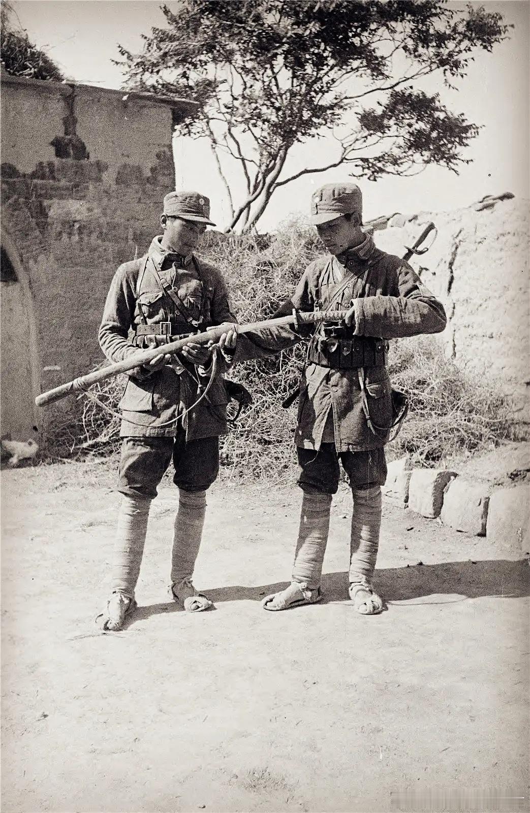 1944年两名八路军战士正在检查缴获的日本军刀，摄影：哈里森·福尔曼