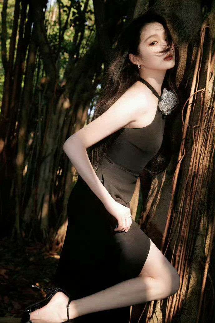 关晓彤姐姐的一组户外写真：黑裙大长腿，甜酷吸睛​​​