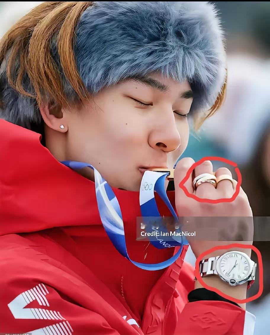 有一件事，不知道大家发现没有，苏翊鸣这次拿下冬奥会中国首金，最开心的不是他的