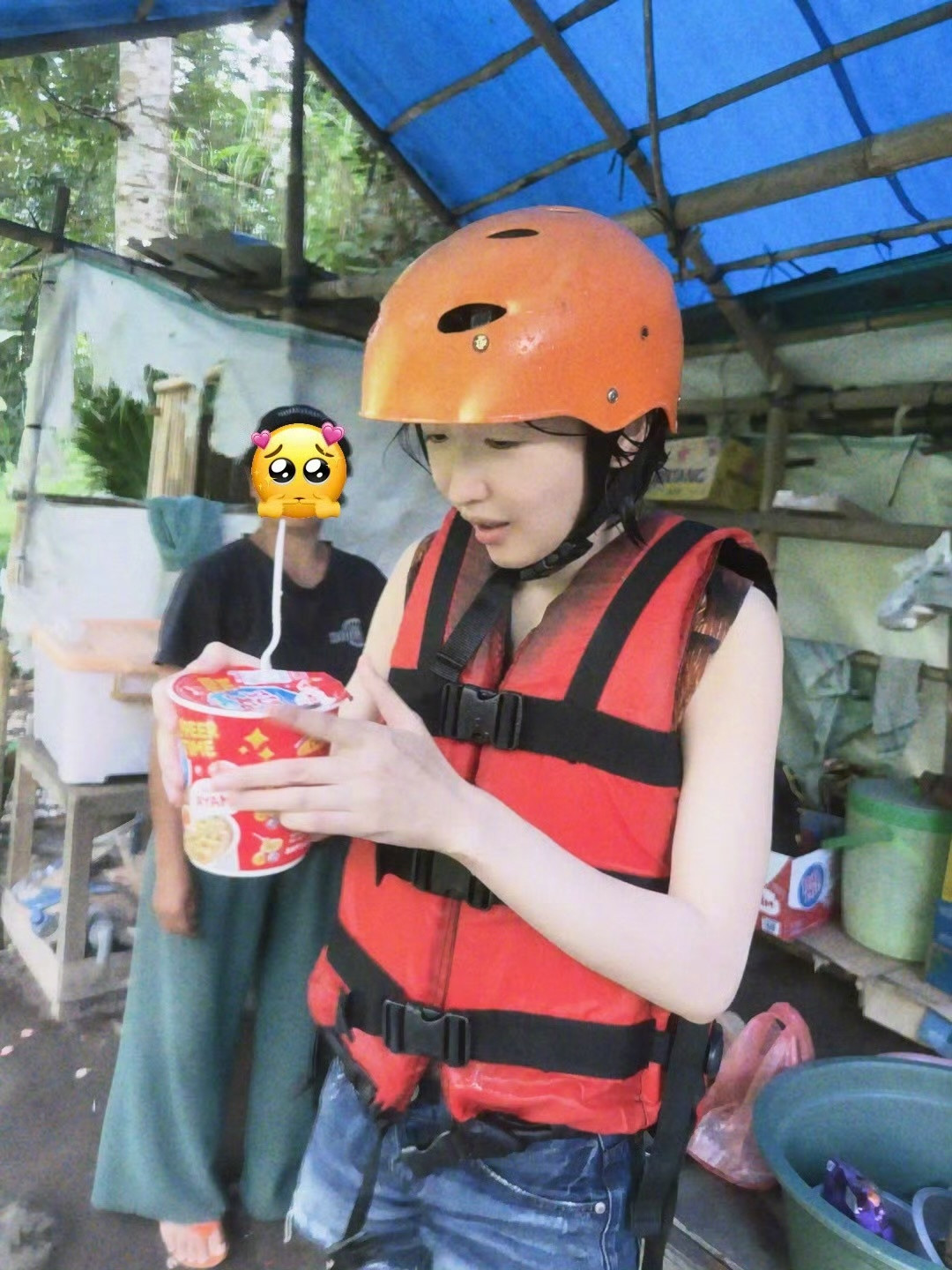 周冬雨脸比巴掌小周冬雨又去漂流了更新五一度假随拍日常🧩又去漂流啦，素颜状态超