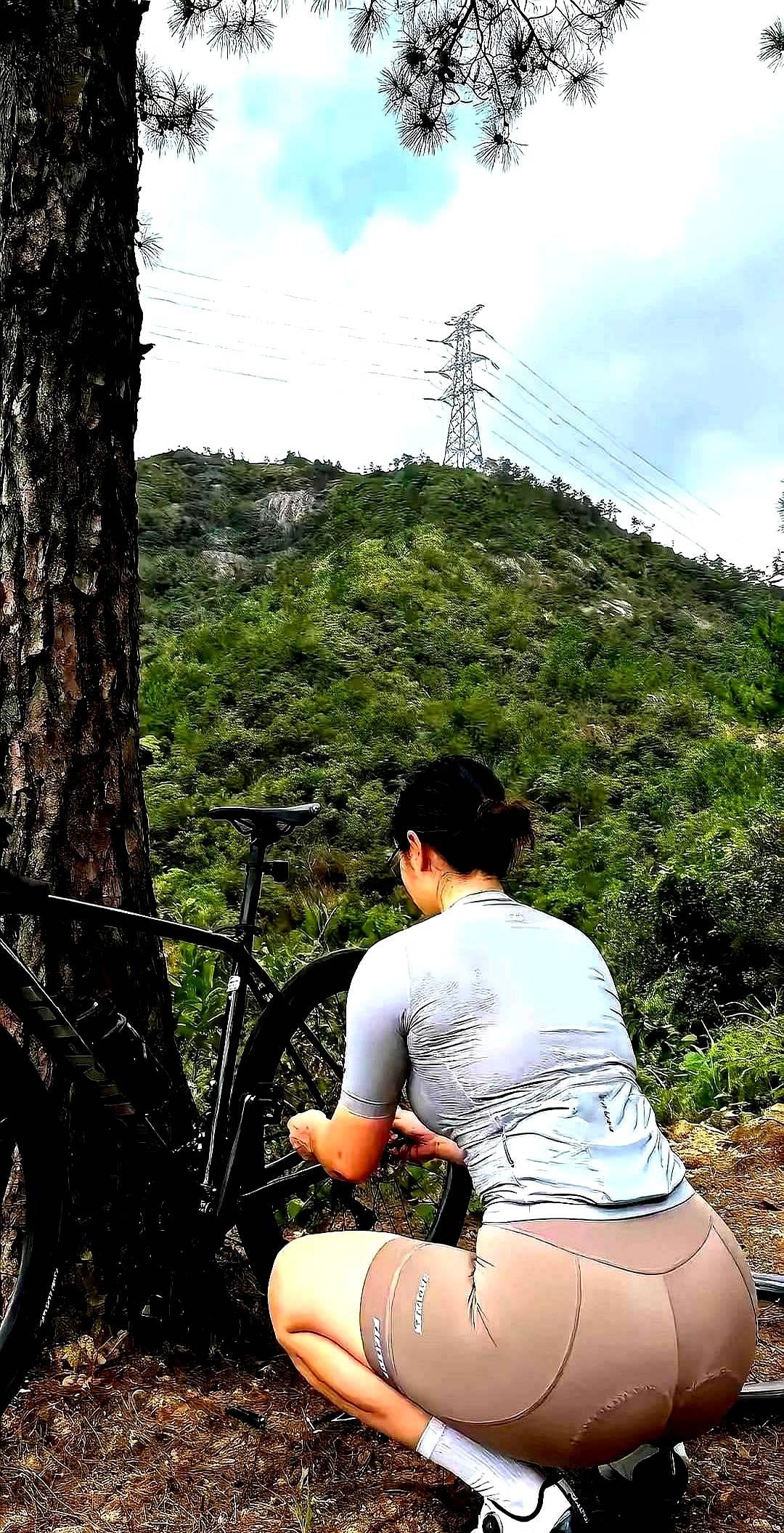 “换链条”突然成了姑娘们的新潮流。伦敦的Rachel，上周在街角咖啡馆里掏出