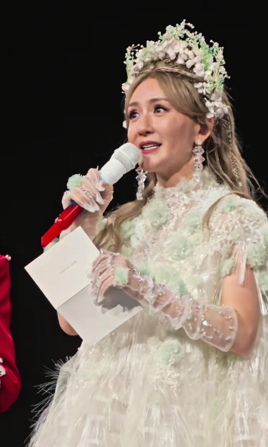 谢娜开演唱会，1.5万张票全部卖光，现场座无虚席，看完演唱会，很多网友说