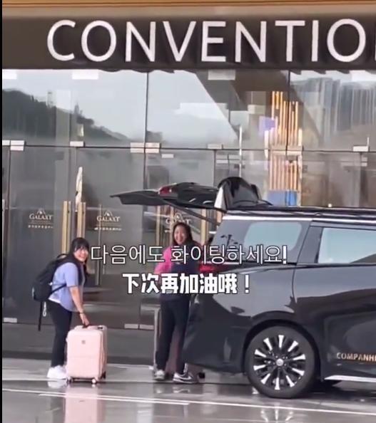 申裕斌已经离开澳门了。澳门今天还在下雨了，有在澳门的球迷拍到申裕斌已经拿着行李