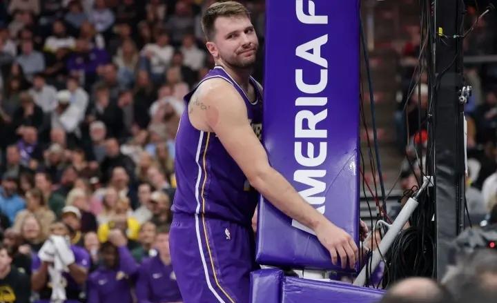 别被詹姆斯的三双骗了，湖人赢球后更衣室第一个电话打给了竞争对手。他轰下28分，