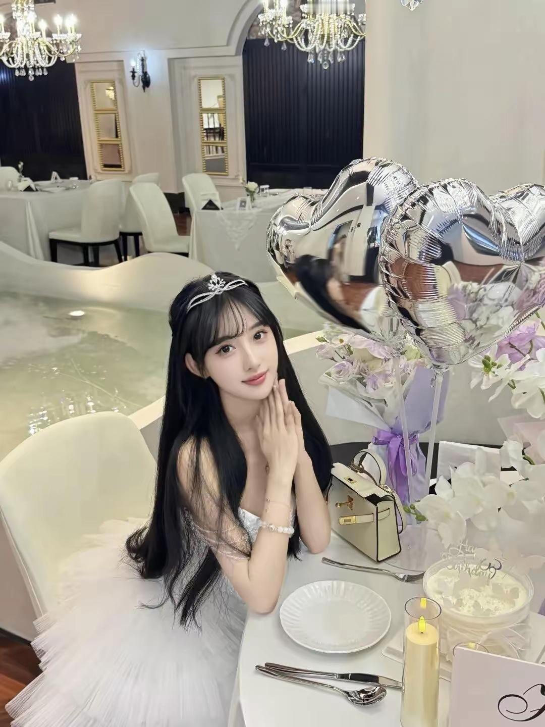 女孩坐在餐厅里，准备过生日。
