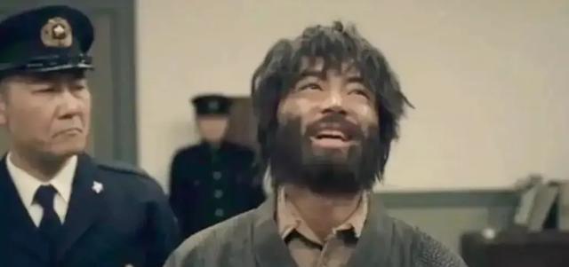 1936年，一天，白鸟由荣去倒牢房的粪便，他东张西望，在草丛边捡到了一小段铁丝。