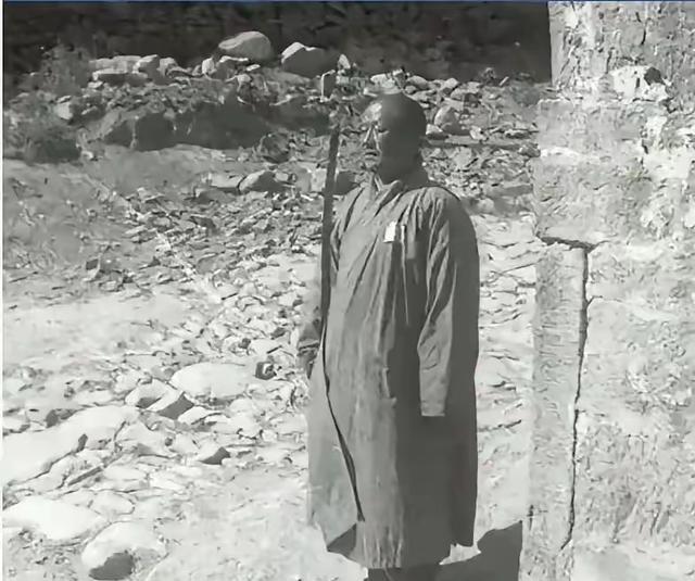 1938年，一个和尚带着几十个僧人抗日，贺龙让余秋里邀请他们加入八路军，和尚看到