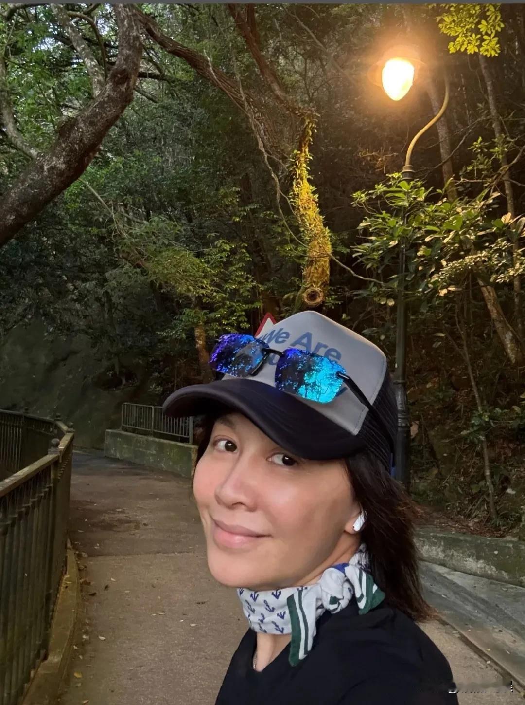 不怪刘嘉玲60岁还有这么好的身材和状态，她实在是太自律了，“自律女王”不是白叫的