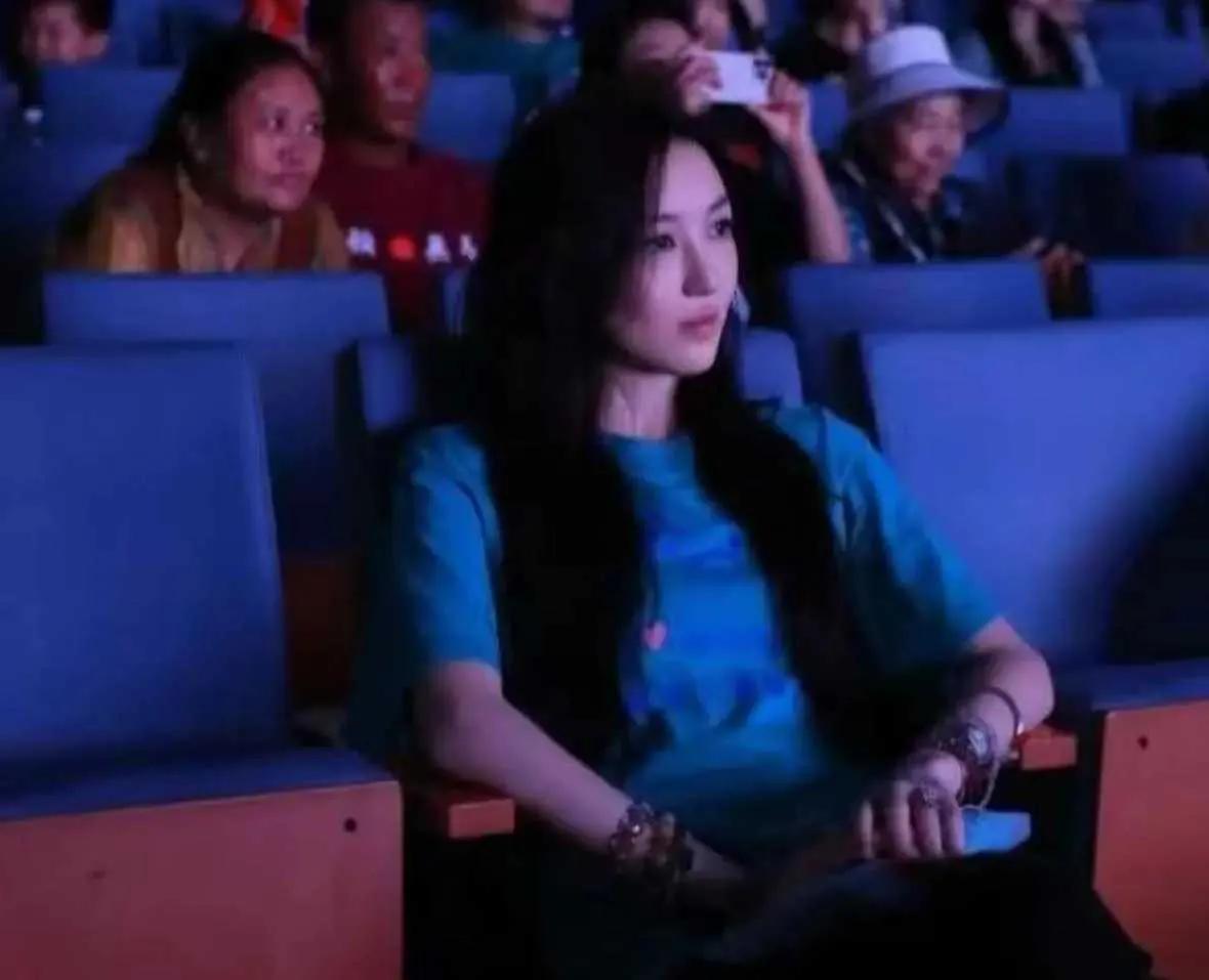 王菲之女李嫣：为父争光的励志女孩56岁的王菲或许从未料到，那个曾因唇腭裂备受