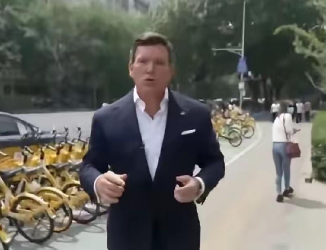 福克斯新闻主播布雷特在北京街头录制报道节目，他们乱停乱放车辆，结果被交通监控摄像