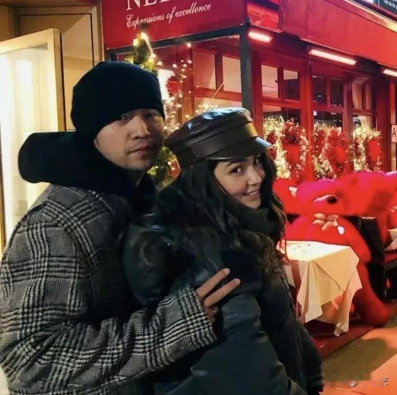 我看过康熙昆凌讲她跟杰伦交往期间，有次进奢侈品店，因为她穿的太低调，店员认为她买