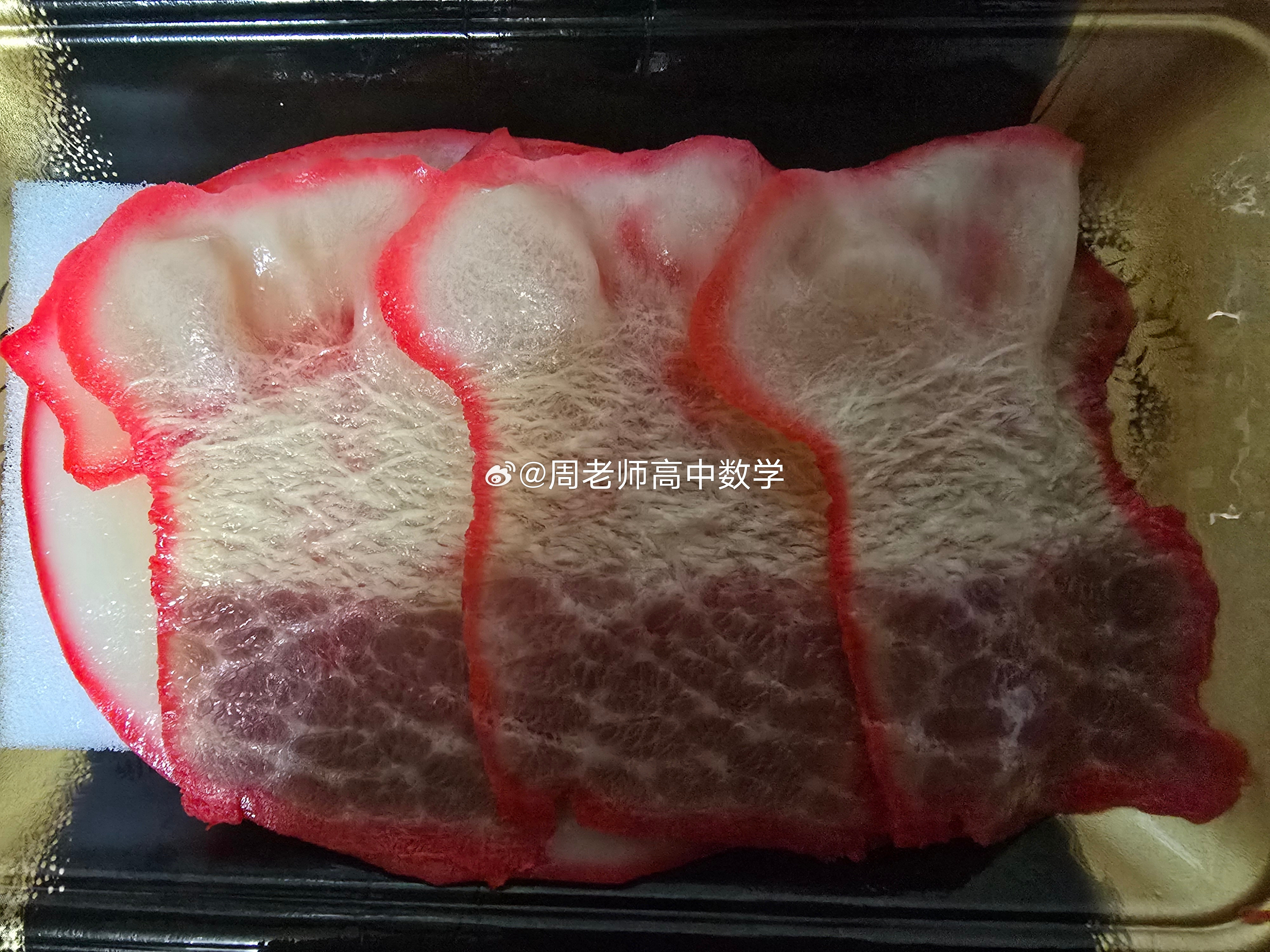 下课路过超市，买到了鲸鱼肉做的培根！​​​