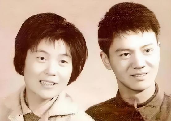 1979年，上海知青戴建国不顾父母反对与农村女子成婚，不料结婚当晚，妻子冲过来就