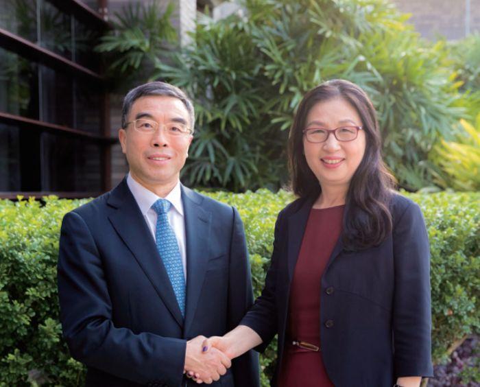 华为曾经的功勋董事长孙亚芳和现任董事长梁华的合影。2018年的时候，孙亚芳正式卸