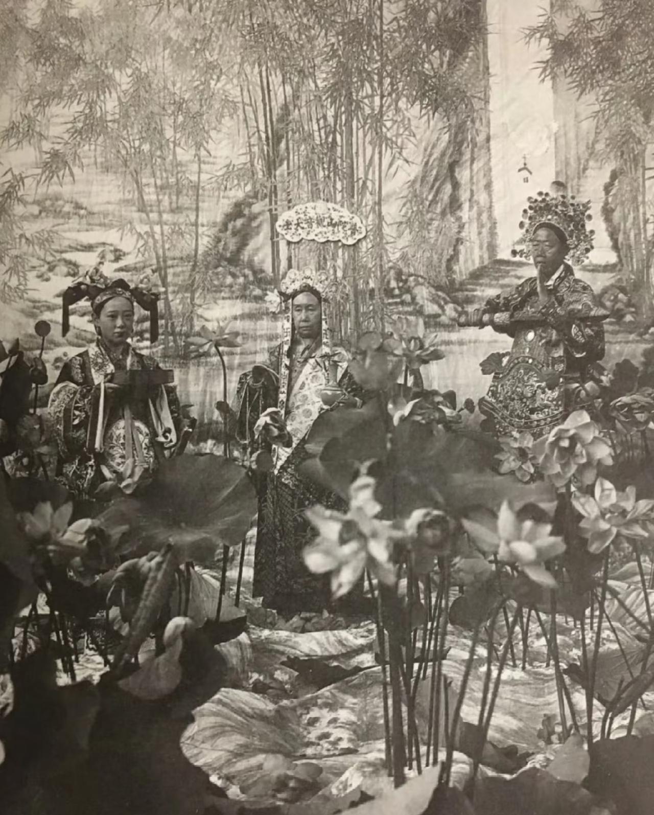 原来慈禧太后也爱cosplay。这是一组慈禧太后七十大寿的时候，在颐和园装扮成南