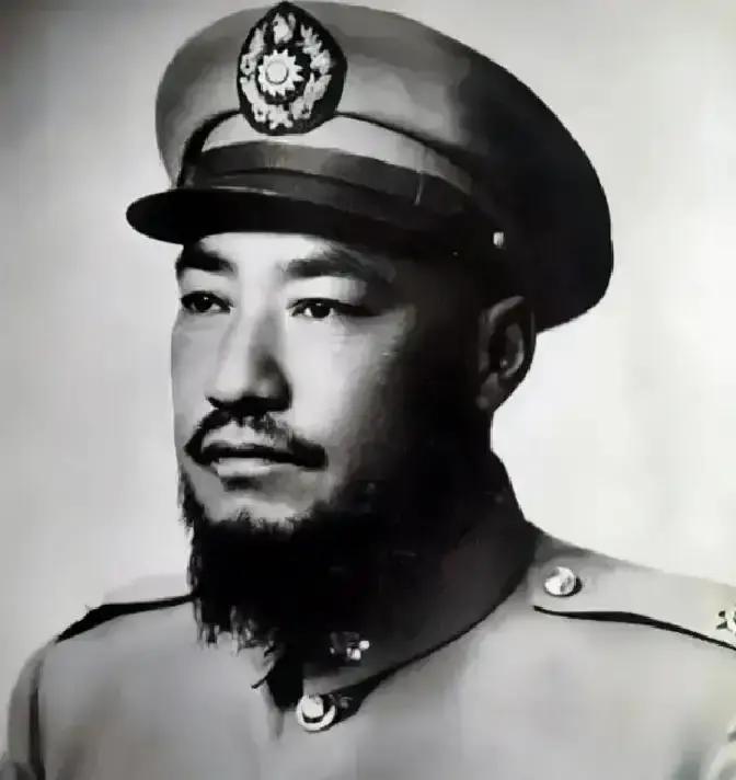 1949年，马步芳逃跑时，因黄金过重，多次出现飞机无法起飞，最终带走31000两