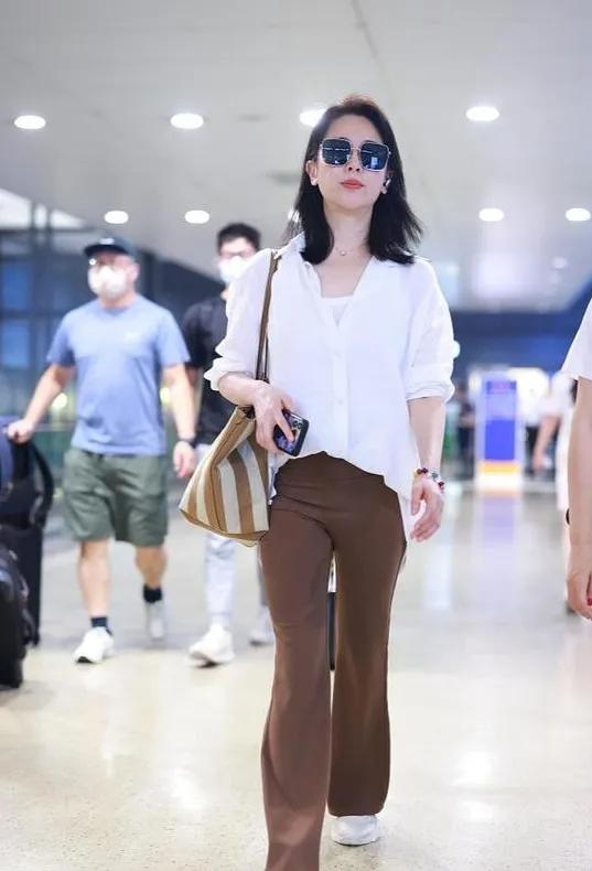 左小青这状态绝了！白衬衫配棕裤，简约又高级，中年穿搭范本！左小青明星穿搭气