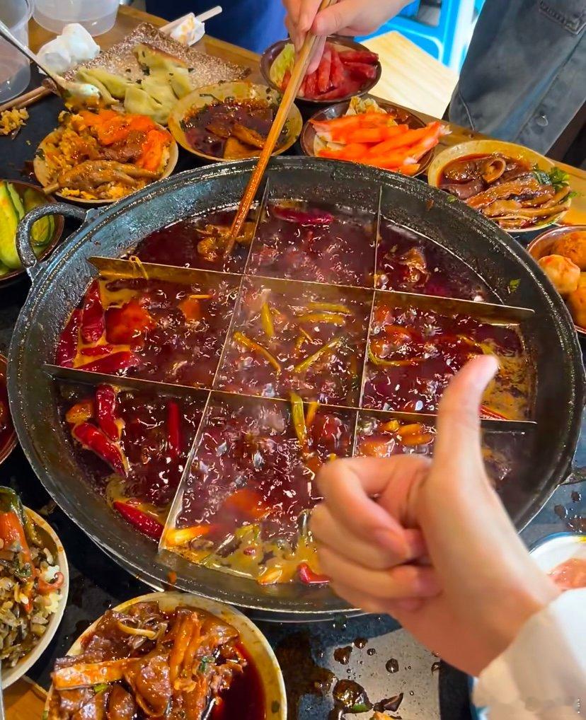 夜宵吃火锅出现星传星现象于夜宵时刻开启火锅盛宴，星传星现象令人眼前一亮。食材各自