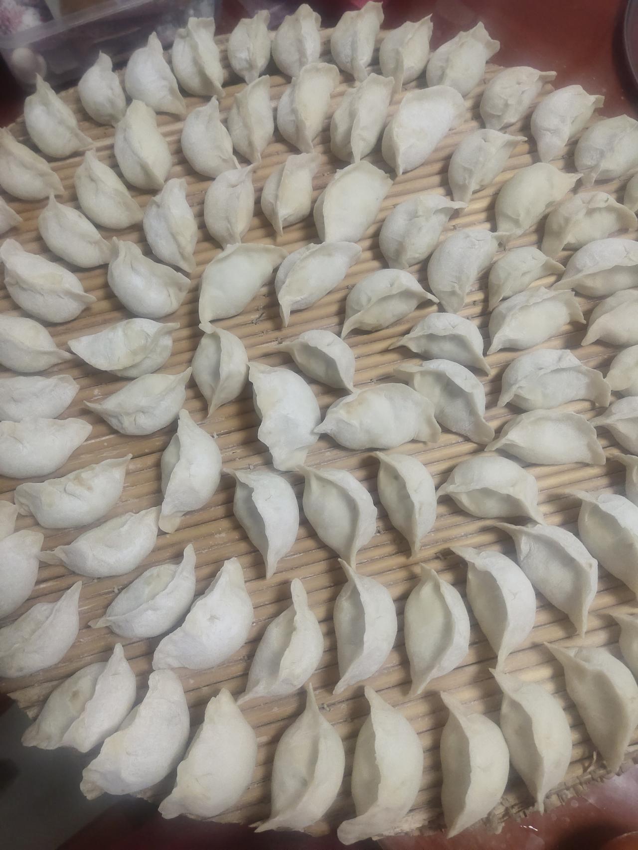 今晚，我用从老家带回的婆婆丁做馅料，包了一顿水饺。实话说，吃顿野菜水饺着实不易，