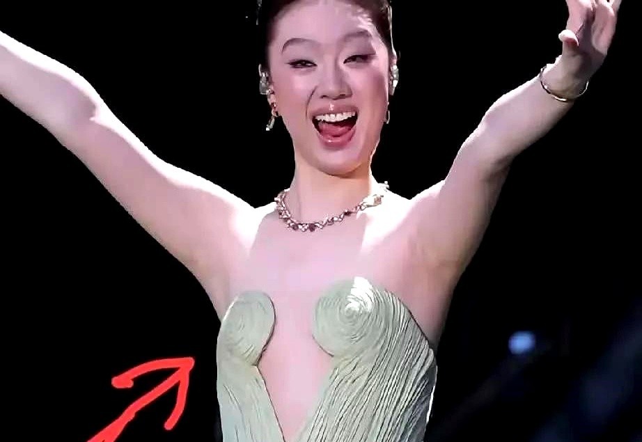 芭莎之夜后，单依纯估计悔得肠子都青了！这次她挑的那身造型独特的衣服，简直