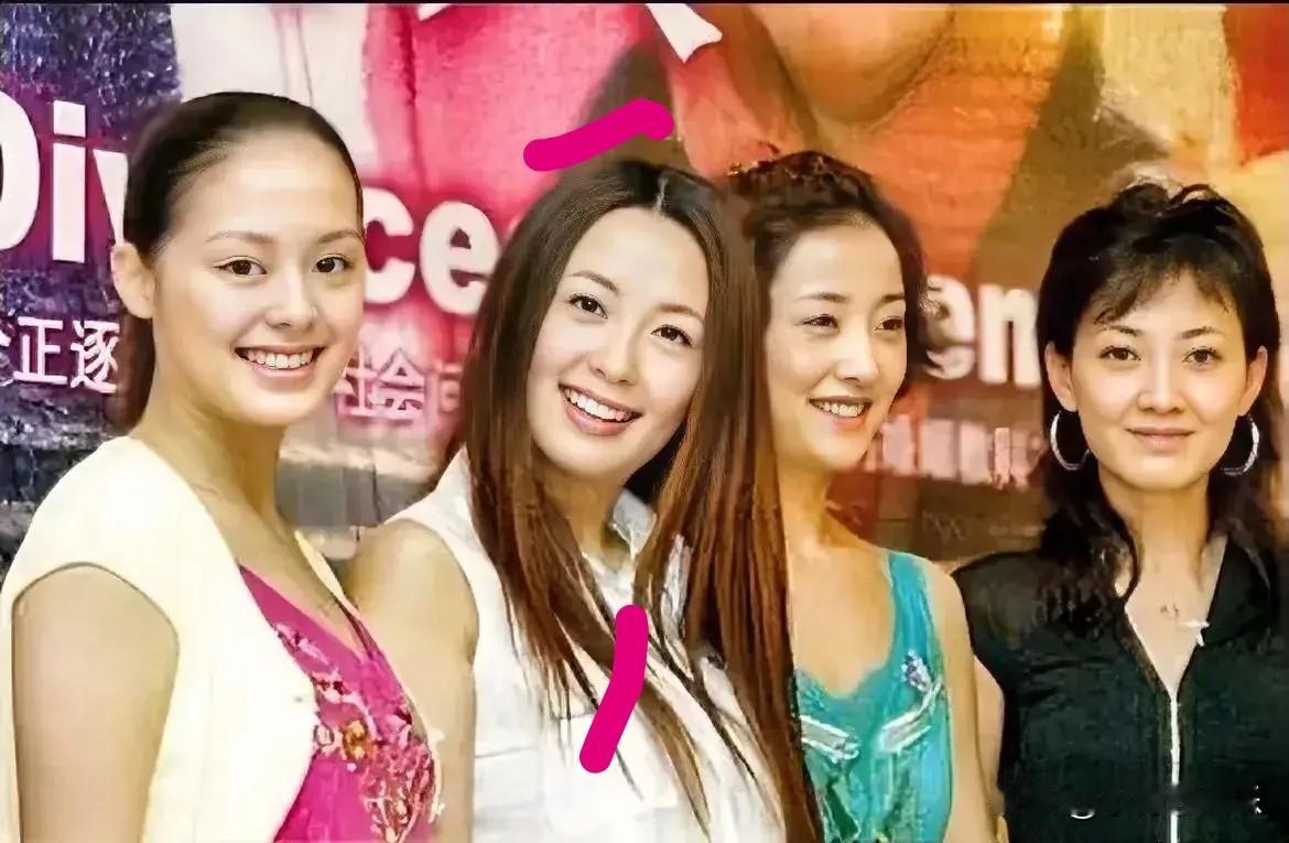 放在美人堆里，王力可竟然不是最惊艳的。她旁边的是谁？一头长发落落大方，真的好看呀