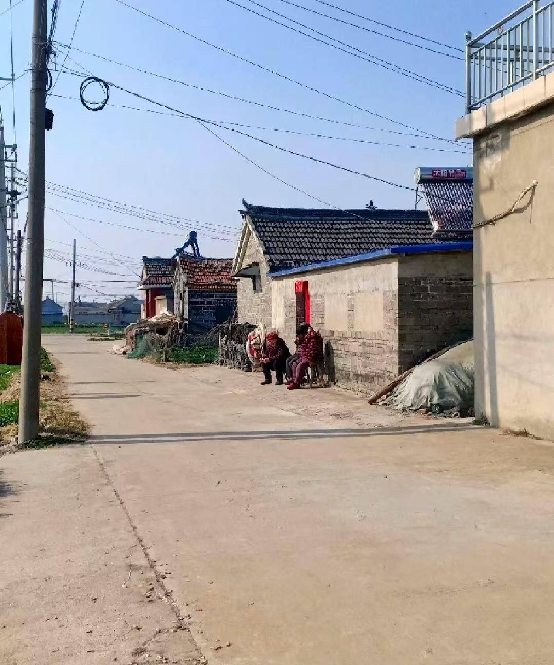 回了一趟老家，发现村里的很多老人都已经不在了，和爸爸妈妈一样年纪的邻居也都老