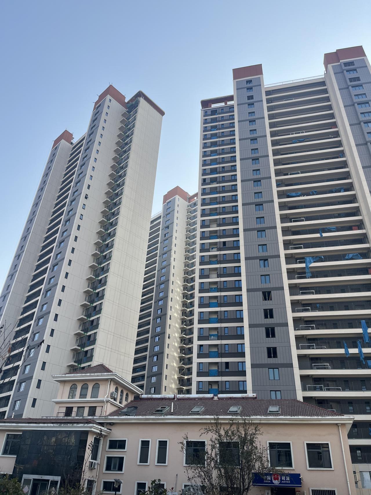 前几天，咱一块聊过市北掉链子最严重的楼盘，诺德逸安居。明明背后是市北某平台公