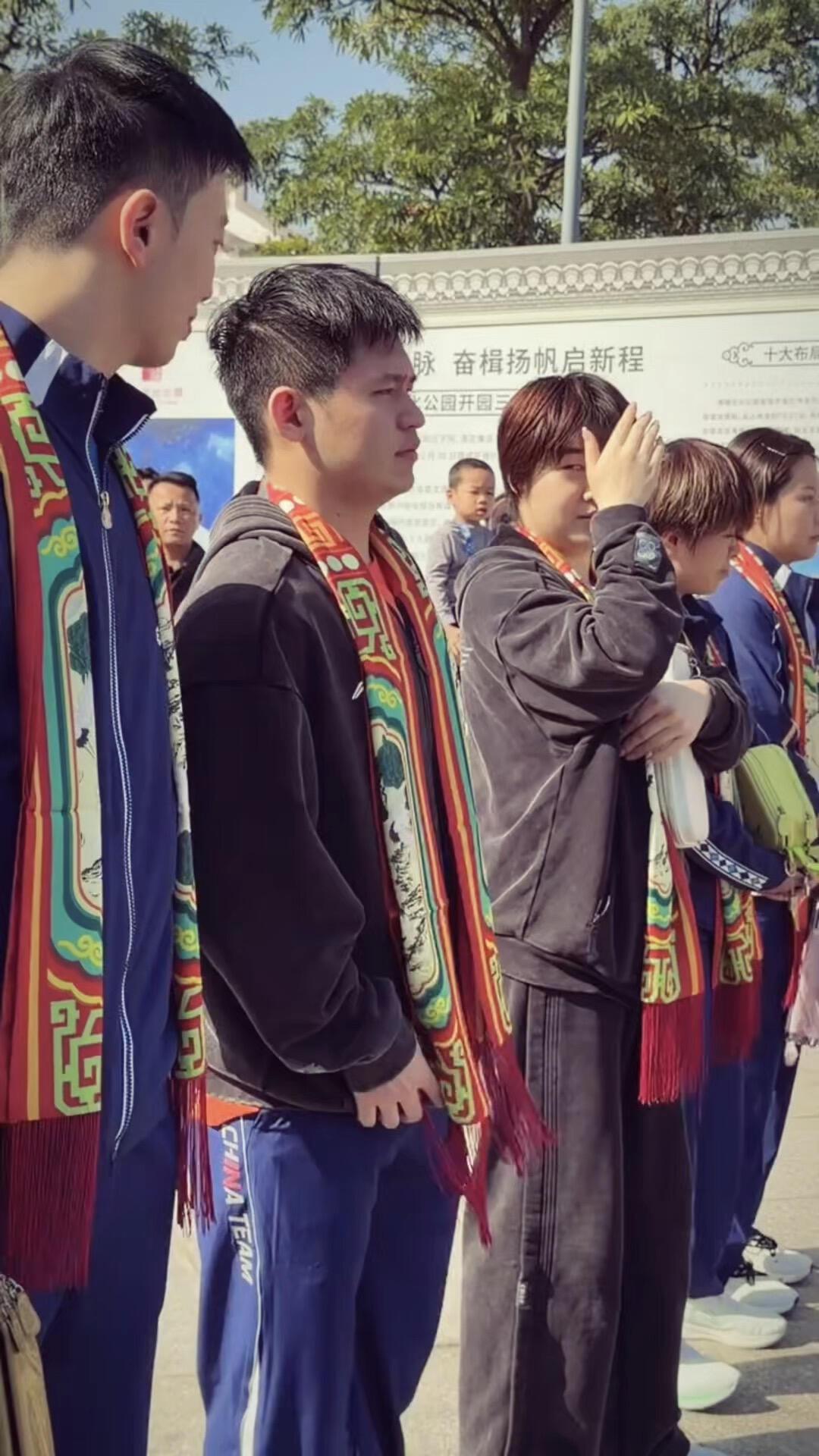 今天参加活动的林诗栋和小曼姐，在海南，太给力了，这俩站到一起了！他俩为啥穿一样