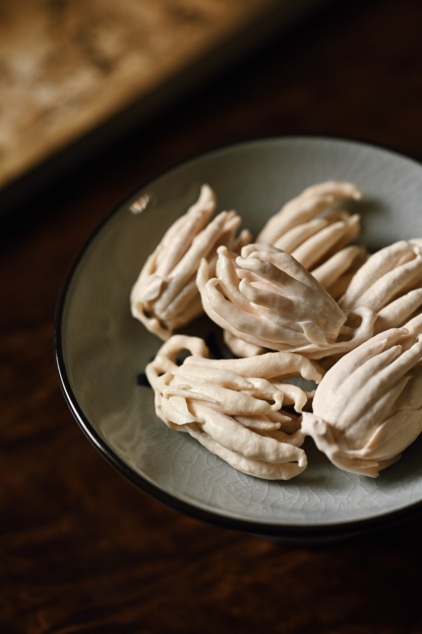 猛犸|佛手一盘清供料质清润，色洁如银霜，雕折枝佛手，叶片生动，佛手拳拳，