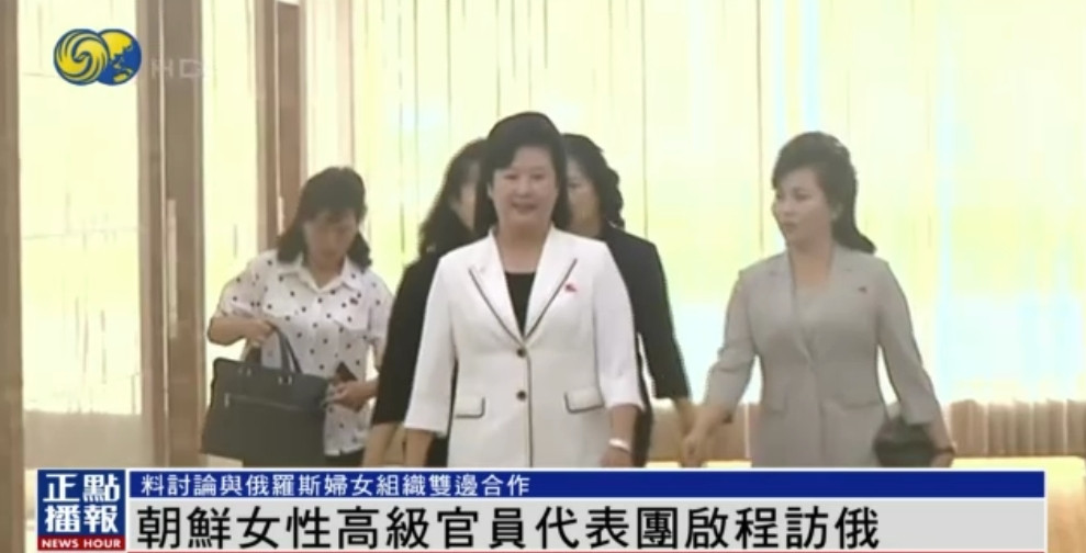 据朝中社7月22日报道，一个由高级女性官员组成的朝鲜代表团于21日启程前往俄罗斯