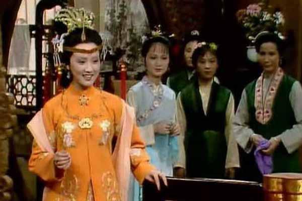 王熙凤和黛玉的初见，就夸黛玉“这通身的气派，竟不像老祖宗的外孙女儿，竟是个嫡亲的