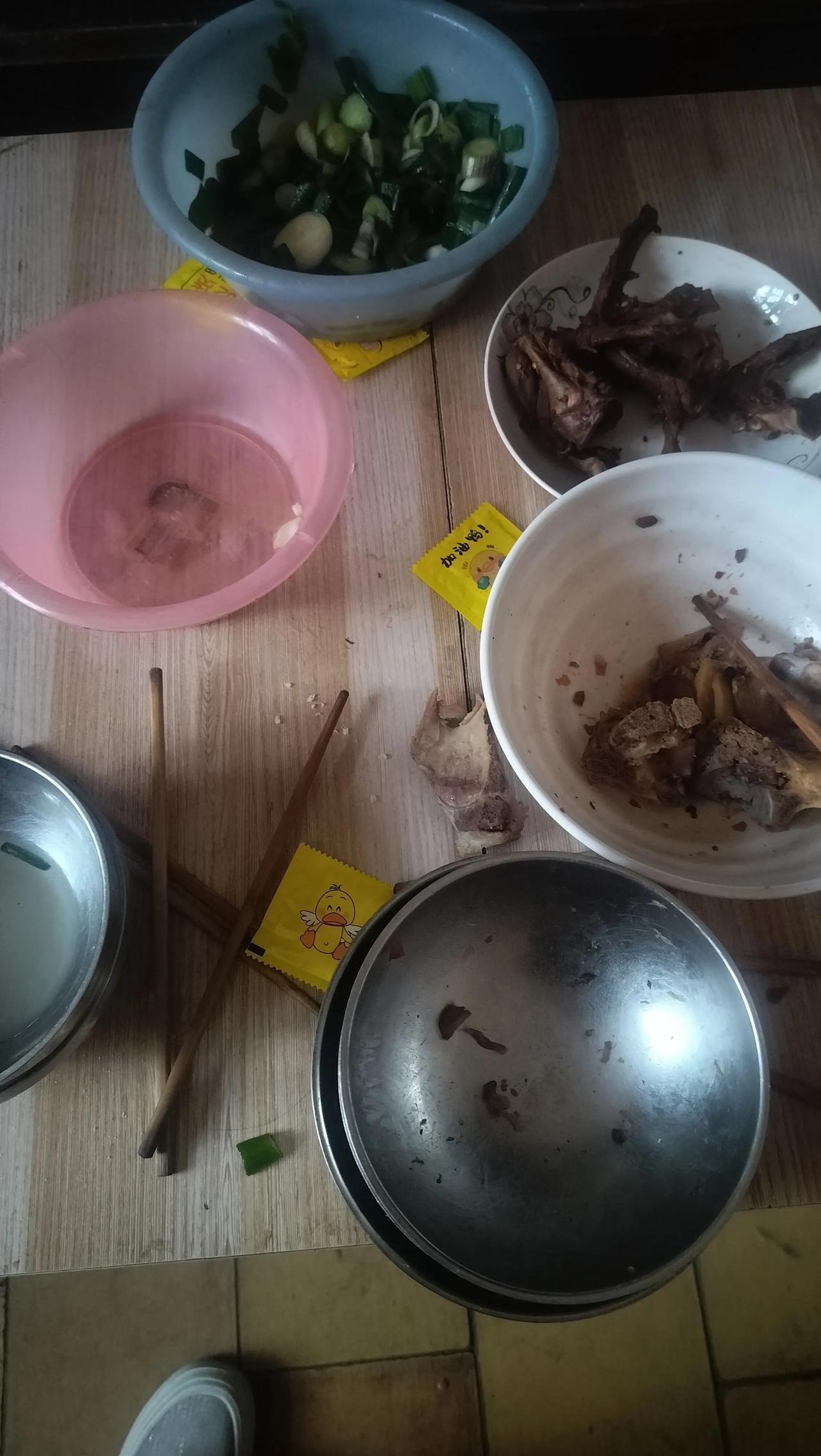 看见没?我的家庭地位有多高，我不洗碗谁都不敢给我抢，那地板脏死了，我不去拖没人敢