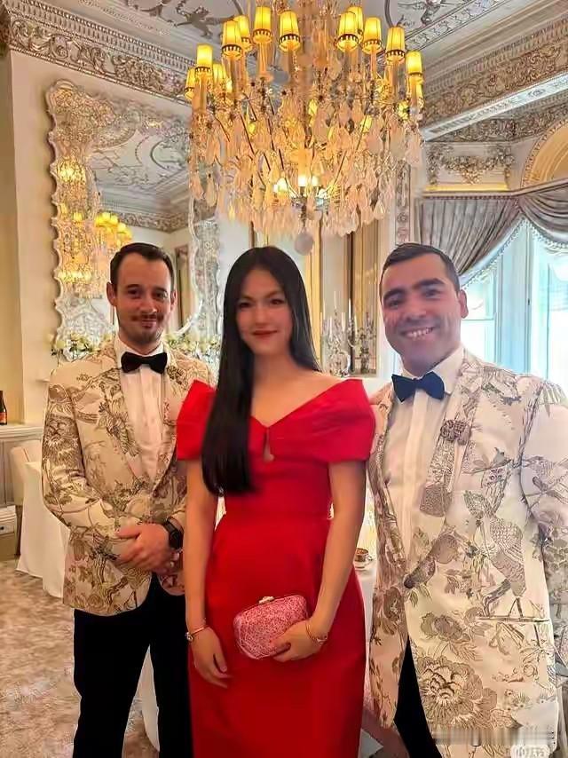近日，李湘在社交平台晒出女儿王诗龄16岁的生日宴会照片，瞬间引发网友热议与羡慕。