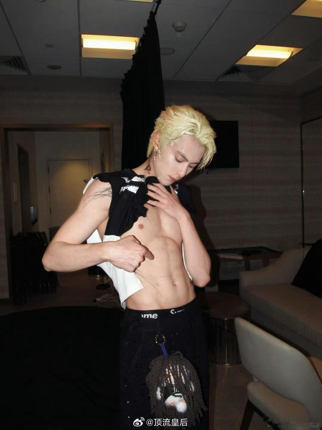 来看王鹤棣演唱会后台秀腹肌