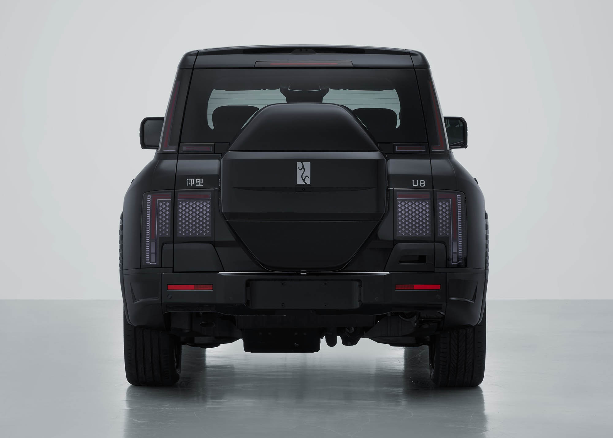 好家伙，全黑的仰望U8，全黑以后把轮眉这些细节稍微隐藏了一下，颜值提升明显！这个