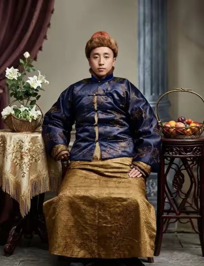 这张珍贵罕见的照片拍摄于1902年！这是张作霖27岁时的留影！他头戴皮帽，身着绸